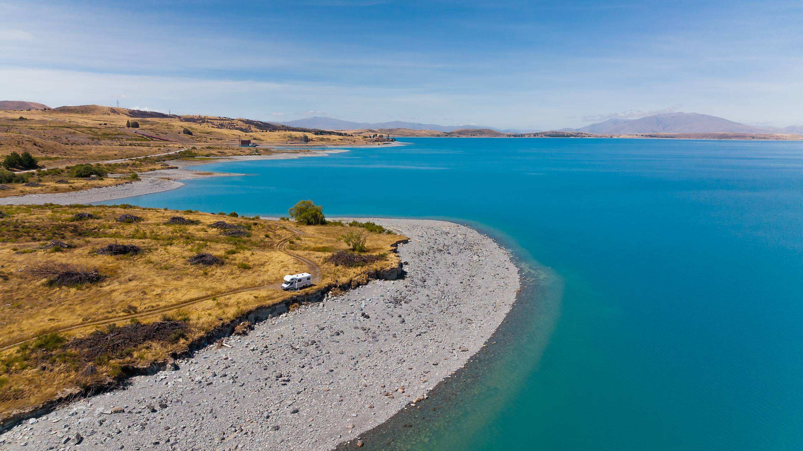 Star RV Polaris 6 Motorhome hire parked on grass road next to NZ lake